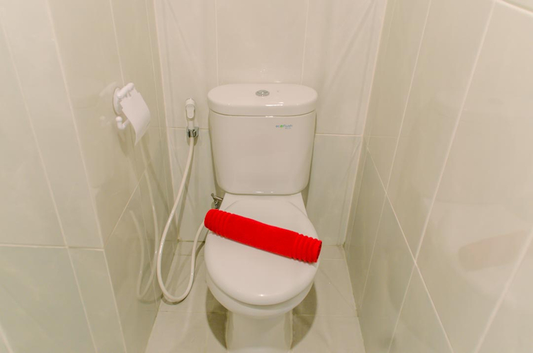 Bathroom 5, Nice and Cozy Studio at Serpong Garden Apartment By Travelio, Tangerang