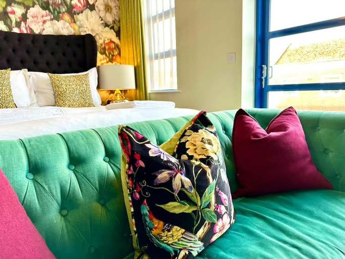 Chic Modern Apartment Suite - Free Parking & WiFi! - 1 Minute walk to Poole Quay - Great Location - , Poole