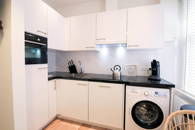 Kitchen 2, Charming beach getaway, The Hague