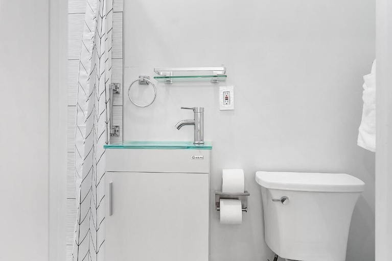 Bathroom 3, Ututu Stay West, Philadelphia