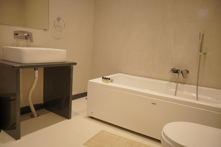 Bathroom 2, Hotel Warner The Royal Unicorn, Bankura