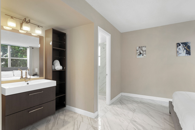 Bathroom 3, Bay Harbor Sunset, Miami-Dade