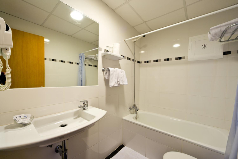 Bathroom 4, Hotel Costa Mediterraneo, Baleares