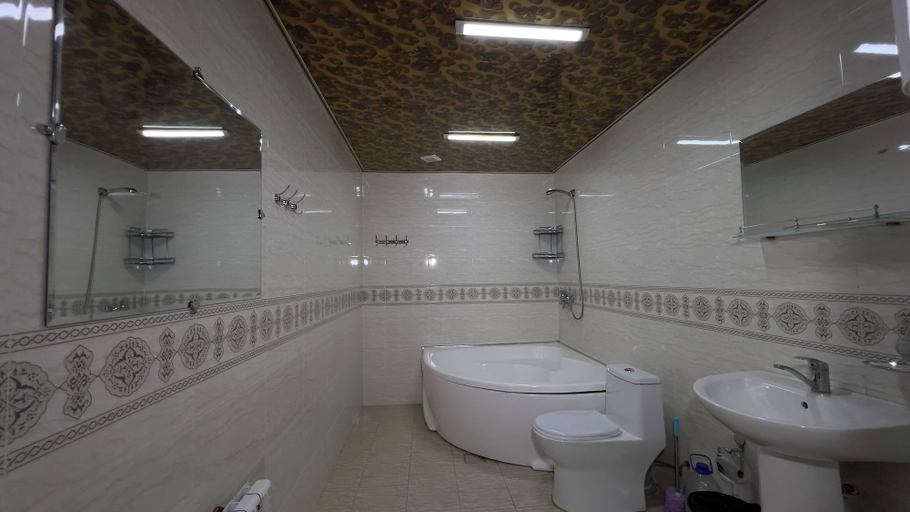 Bathroom, Turon hotel, Denov