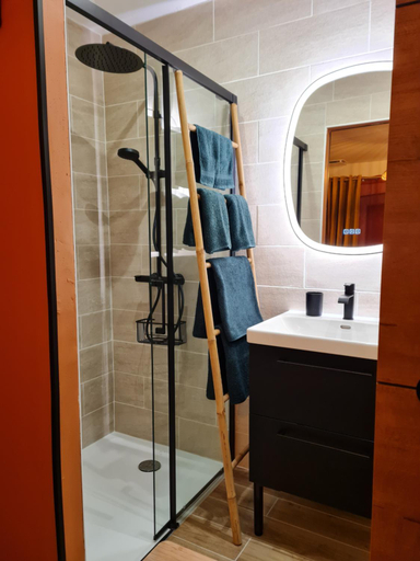 Bathroom 5, Home Gayatri, Loir-et-Cher