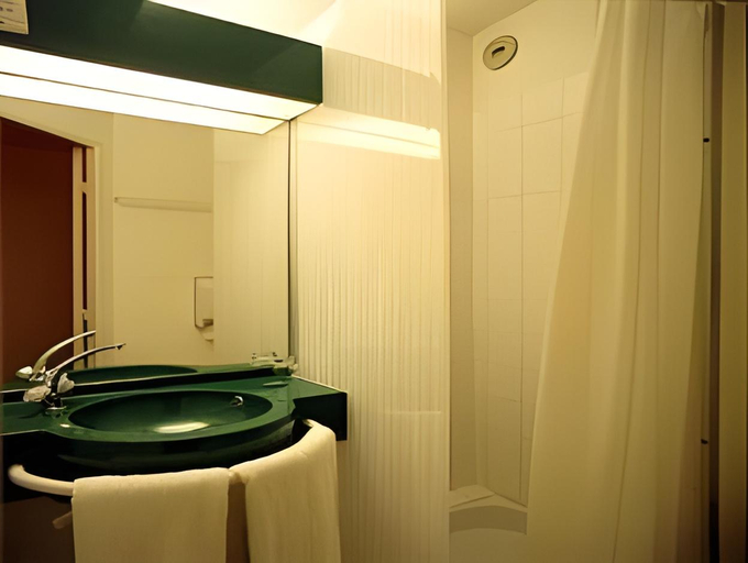Bathroom 4, Hotel Carline, Calvados