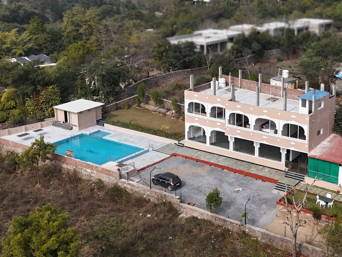 Exterior & Views
