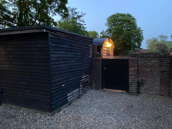 Others 5, Gatwick Hideaway Hut, Surrey