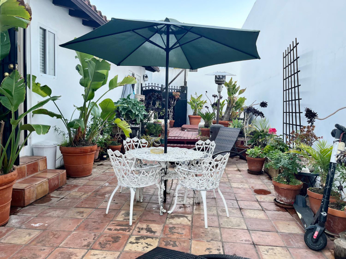 Others 3, Hollywood Hills Homestay, Los Angeles