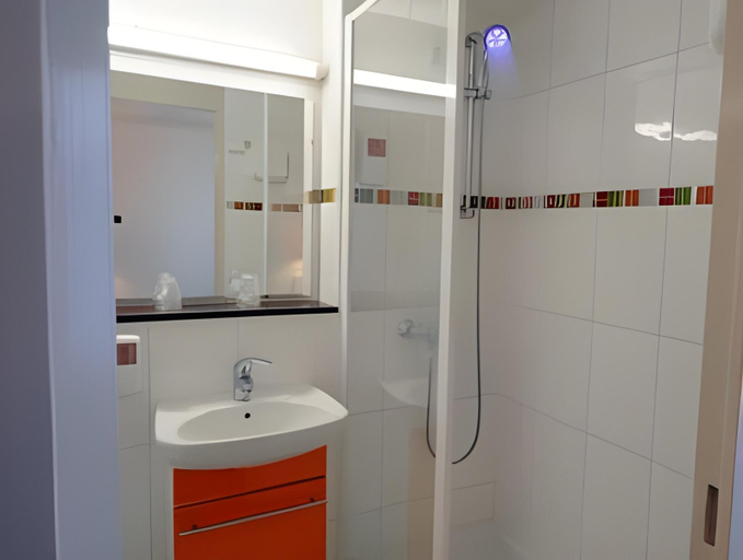 Bathroom 4, Hôtel Alizéa, Le Mans Nord, Sarthe
