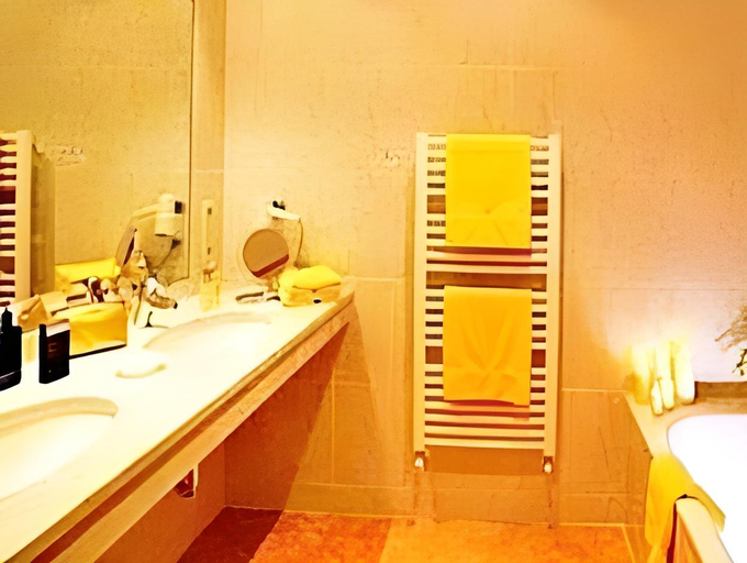 Bathroom, Landhaus Hotel Kristall, Bolzano