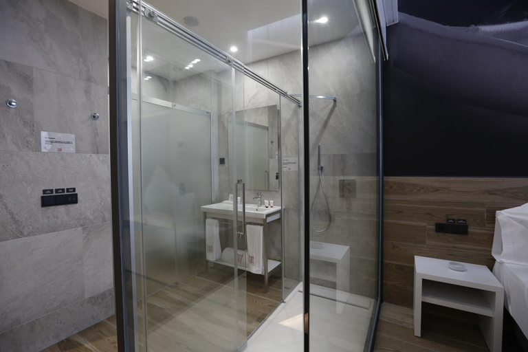 Bathroom, Hotel Loob Valencia, Valencia