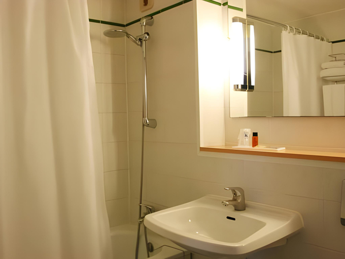Bathroom 4, Sure Hotel by Best Western Chateauroux, Indre