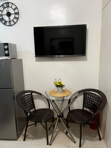 Others 5, Lovely 1BR Condo @ SM Southmall w/ Netflix & High Speed WIFI, Las Piñas