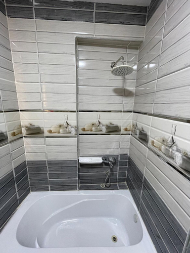 Bathroom 4, Amadeus familias, Al-Ahram