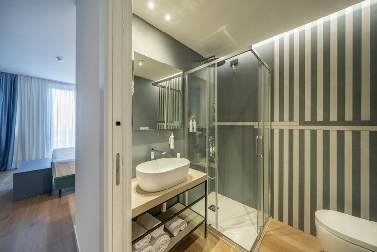 Bathroom 5, BISCARDI HOTEL, Bari