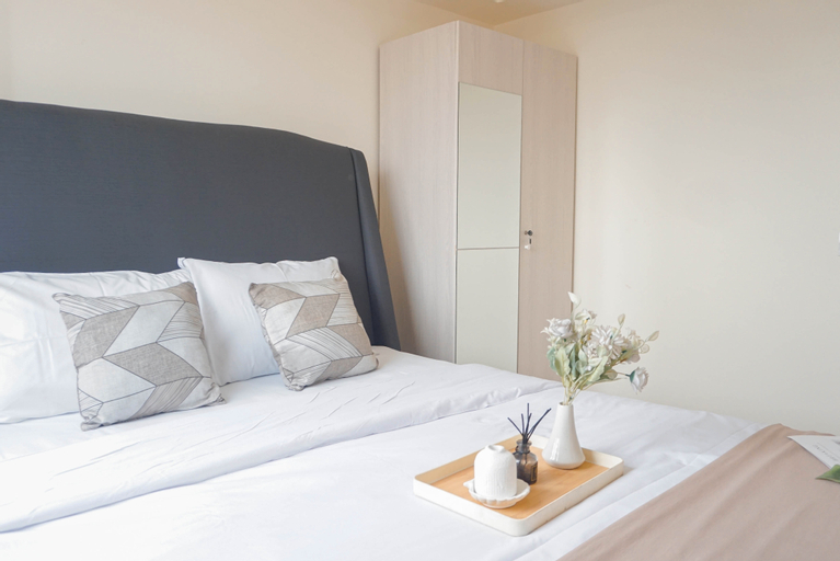 Bedroom 1, Spacious and Comfy 2BR with Extra Room Apartment at Meikarta By Travelio, Cikarang
