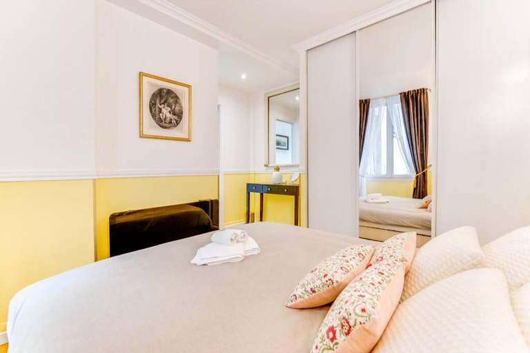 Bedroom 1, Suite Montorgueil - Hyper Centre Paris - Chatelet 3min, Paris