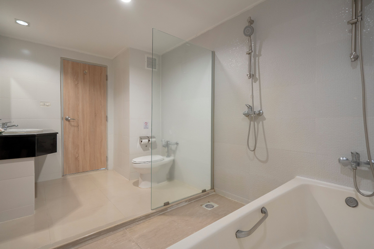 Bathroom 5, Green Park Resort, Pattaya