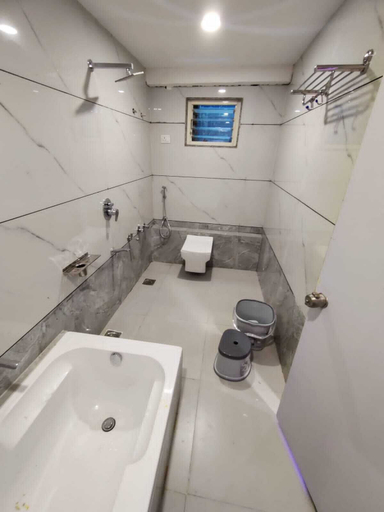 Bathroom, HOTEL SAVERA, Ahmadabad