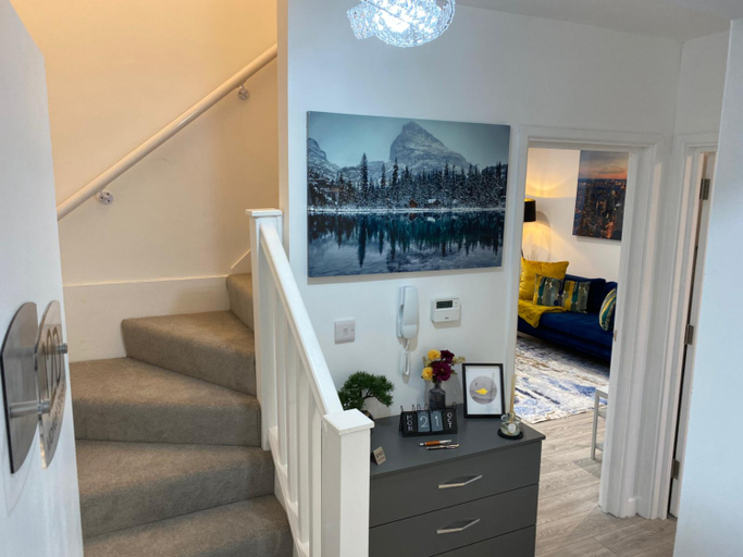 Others 4, Stylish apartment in Watford, Hertfordshire