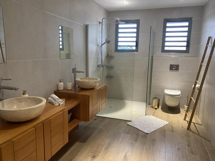 Bathroom 5, VILLA ELA - Jolie villa avec piscine chauffee et jacuzzi, Les Abymes