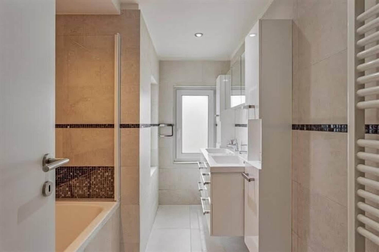 Bathroom 4, The Beautiful White House, Vlaams Brabant