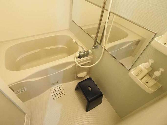 Bathroom 3, Tsumugi 402, Osaka