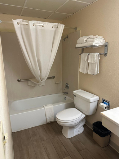 Bathroom 5, Big Bend Traveler's Inn, Barton