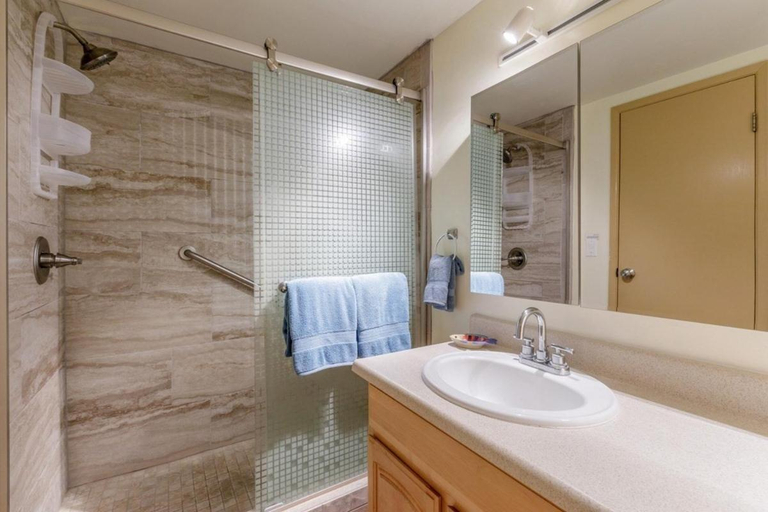 Bathroom 2, Alii Villas Condominiums, Hawaii