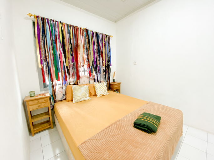 Bedroom 3, Casa de Bohemia - Beautiful 3BR House in Semarang, Semarang