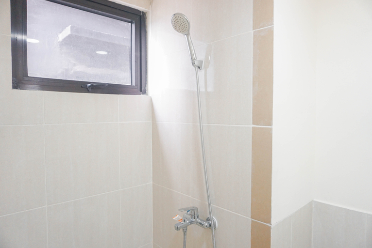 Bathroom 5, Spacious and Comfy 2BR with Extra Room Apartment at Meikarta By Travelio, Cikarang