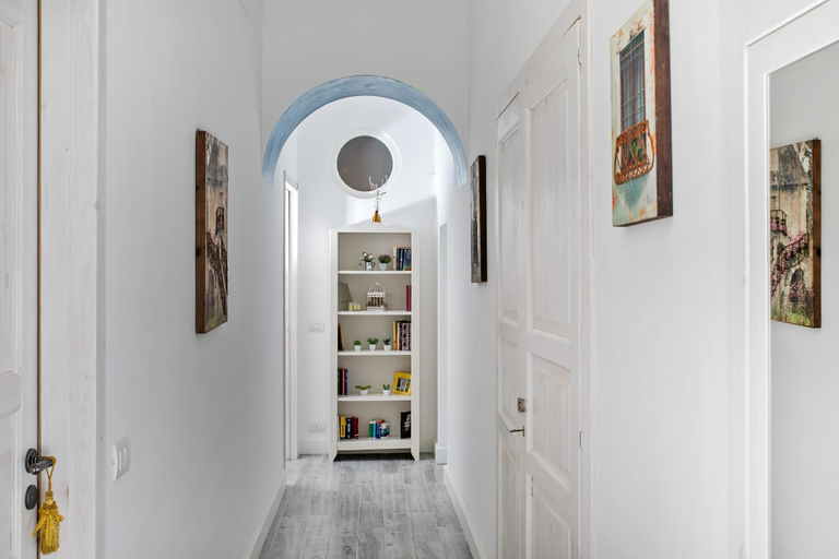 Others 5, Elisir B&B, Napoli