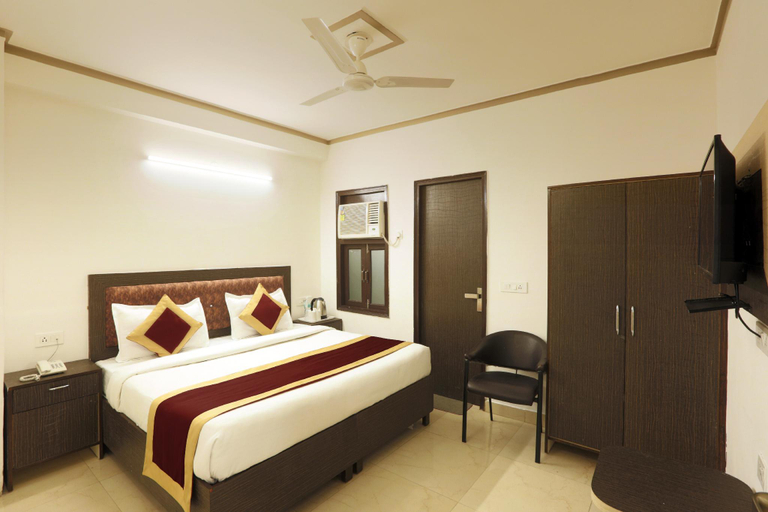 Bedroom, Hotel Radhe Grand at Delhi Airport, Delhi