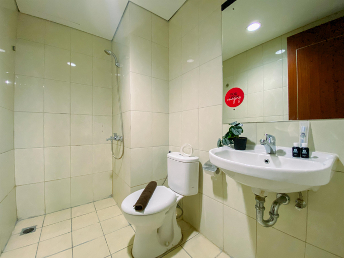 Bathroom 5, Spacious and Relaxing 2BR Apartment at Corner Vittoria Residence By Travelio, Jakarta Barat