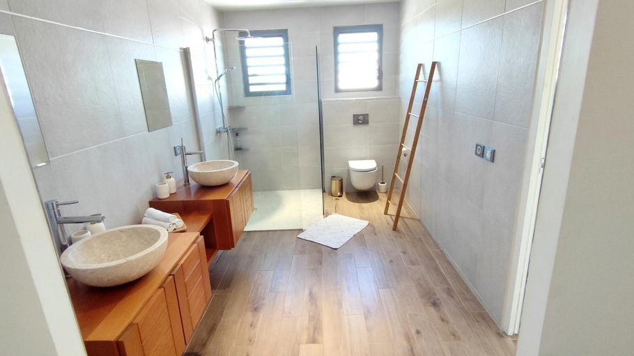 Bathroom 3, VILLA ELA - Jolie villa avec piscine chauffee et jacuzzi, Les Abymes