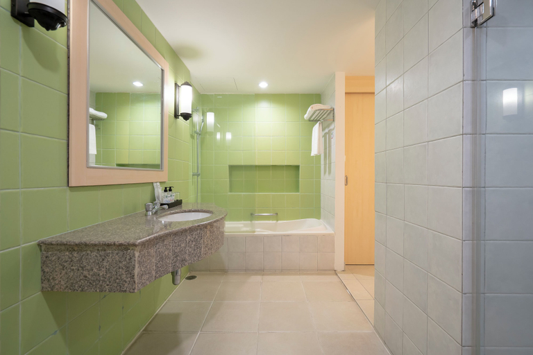 Bathroom 5, Green Park Resort, Pattaya