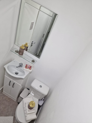 Bathroom 2, FC Platinum Accommodation, Hertfordshire