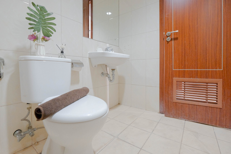 Bathroom 5, Warm and Comfy 2BR Apartment at Vittoria Residence By Travelio, West Jakarta