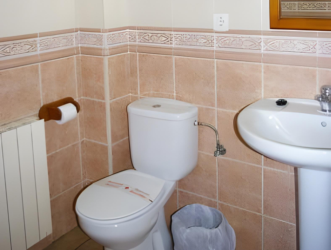 Bathroom 4, Hosteleria Santa Cruz, Huesca