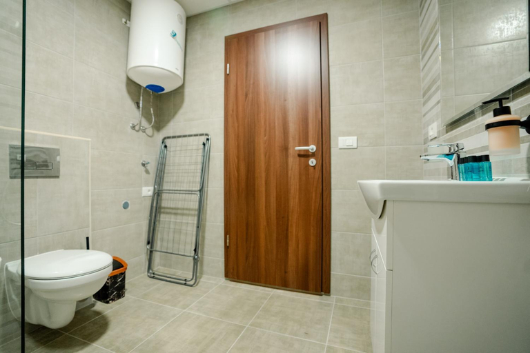 Shower 4, Darki Apartments 2 - Very Central Stay With Free Parking