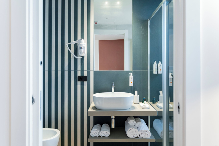 Bathroom 5, BISCARDI HOTEL, Bari
