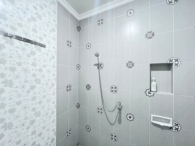Bathroom 5, Boho Hideaway - 1BR In The City, Semarang