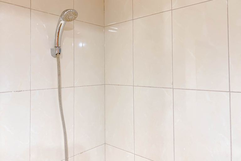 Bathroom 5, Cozy Studio Apartment at Vittoria Residence By Travelio, Jakarta Barat