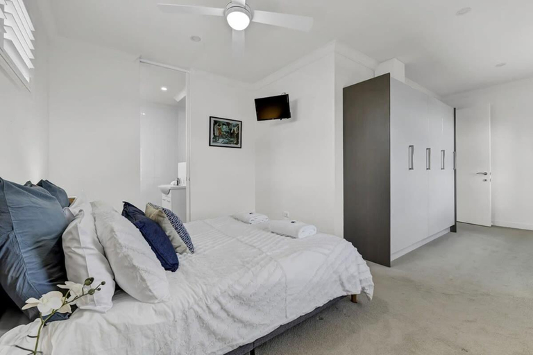 The Entertainer - 5 Bed 5 Bath, 3 Storey Retreat, Orange