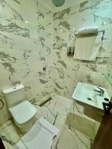 Bathroom 4, SYRACUSE, Casablanca
