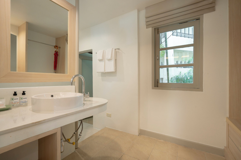 Bathroom 5, Green Park Resort, Pattaya