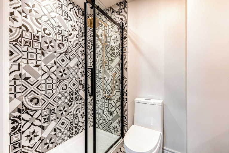 Bathroom 4, Historic Two Bedroom Facing Parliament, Communauté-Urbaine-de-Québec