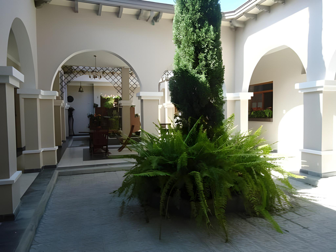 Exterior & Views