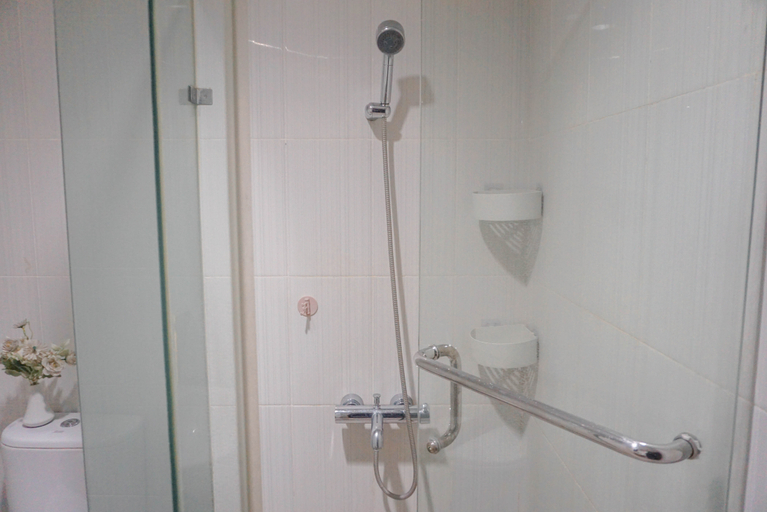 Bathroom 5, Homey and Nice 2BR at Tamansari Semanggi Apartment By Travelio, South Jakarta